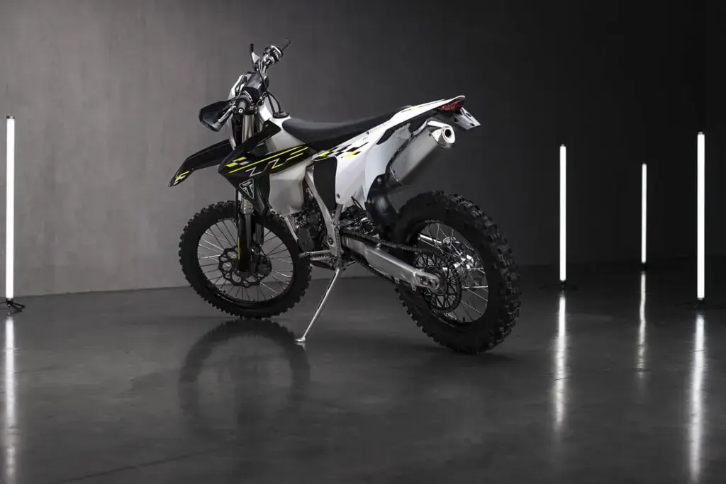 TF250 E arkadan