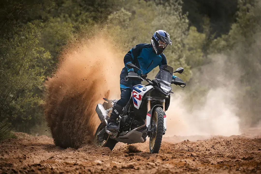 BMW F900GS w kopnym piachu