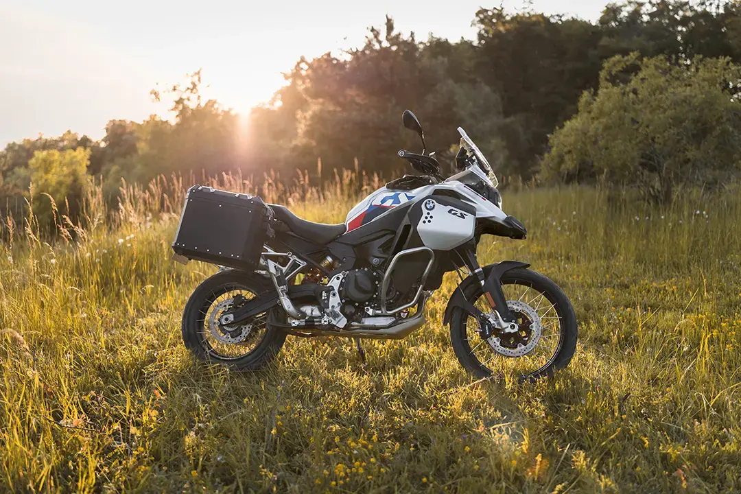 F900GS Adventure 2024 widok z boku na polanie