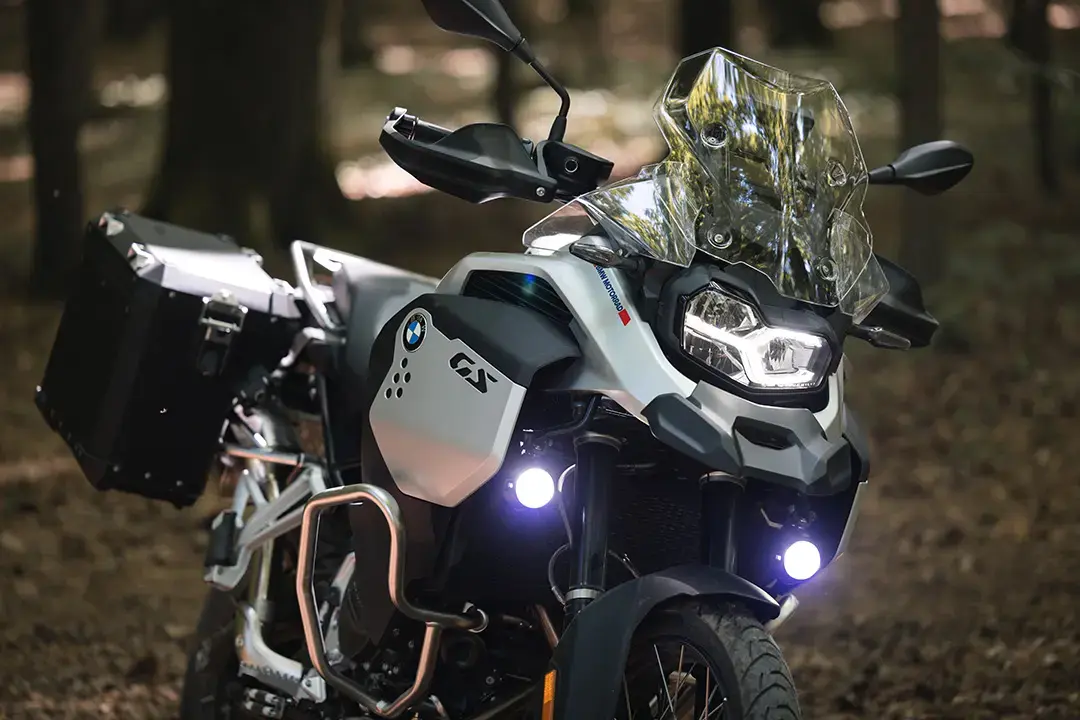 nowe BMW F900GS Adventure 2024 lampy led i halogeny