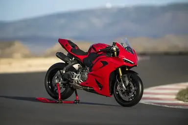 "Ducati Panigale V2와 Streetfighter V2가 2025년 두카티 월드 프리미어에서 전시됩니다."