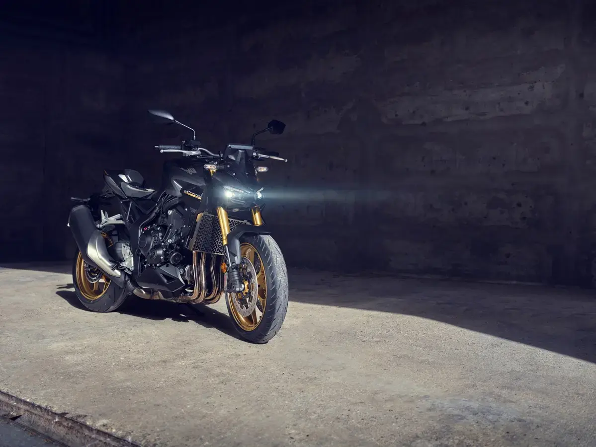 Honda CB1000 Hornet S oblique view of the headlights