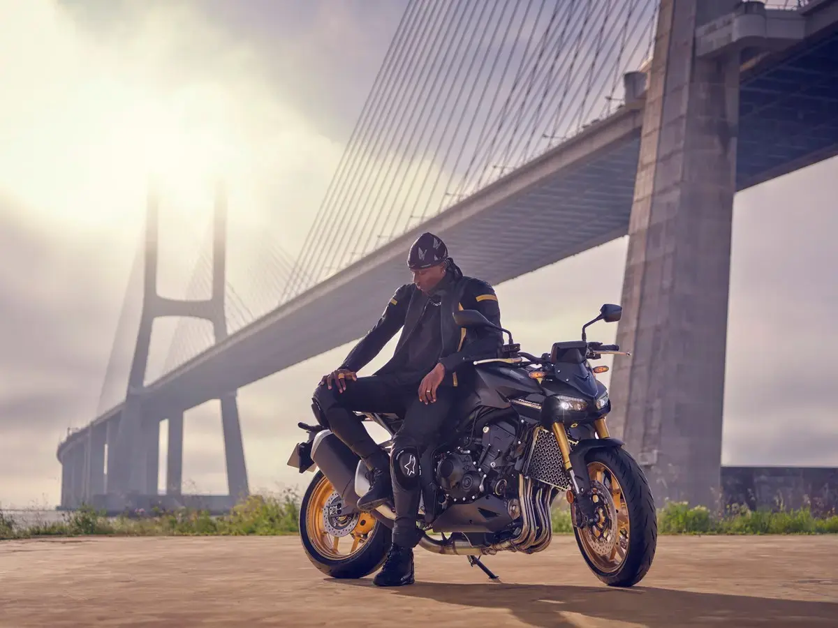 Motorradfahrer lehnt sich gegen die New Honda Hornet SP