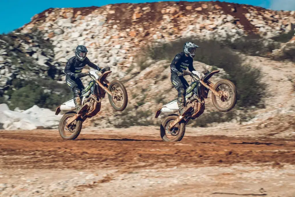 Zwei Triumph Cross auf dem Wheelie