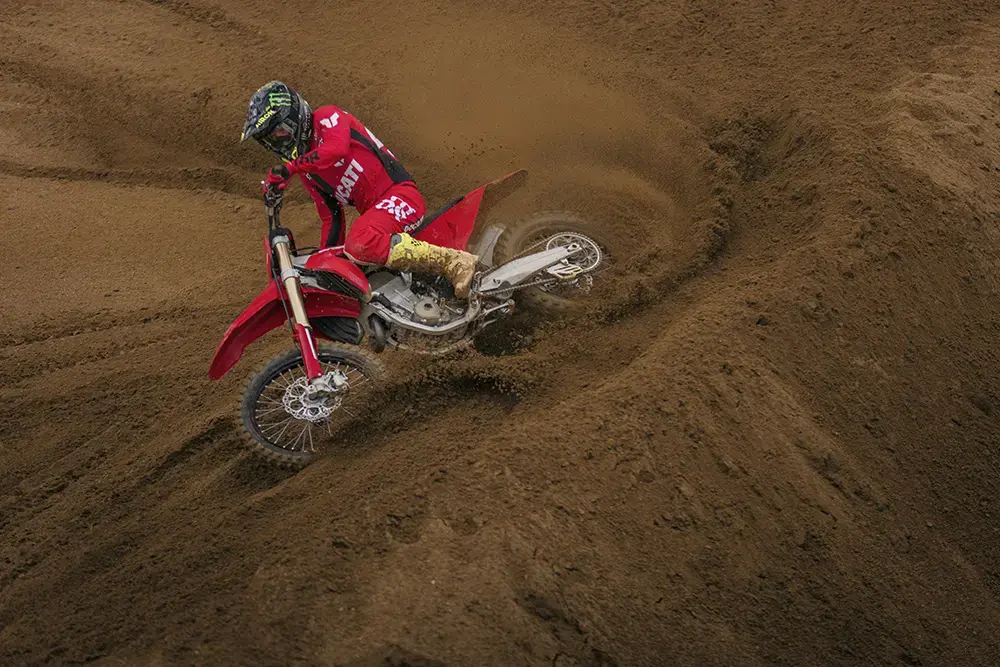 Ducati fährt seitlich in den Sand