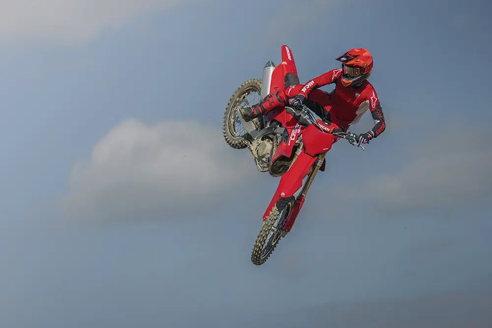 Desmo450 MX fliegt