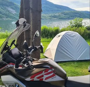 Carpa y bmw GS durante un viaje en motocicleta