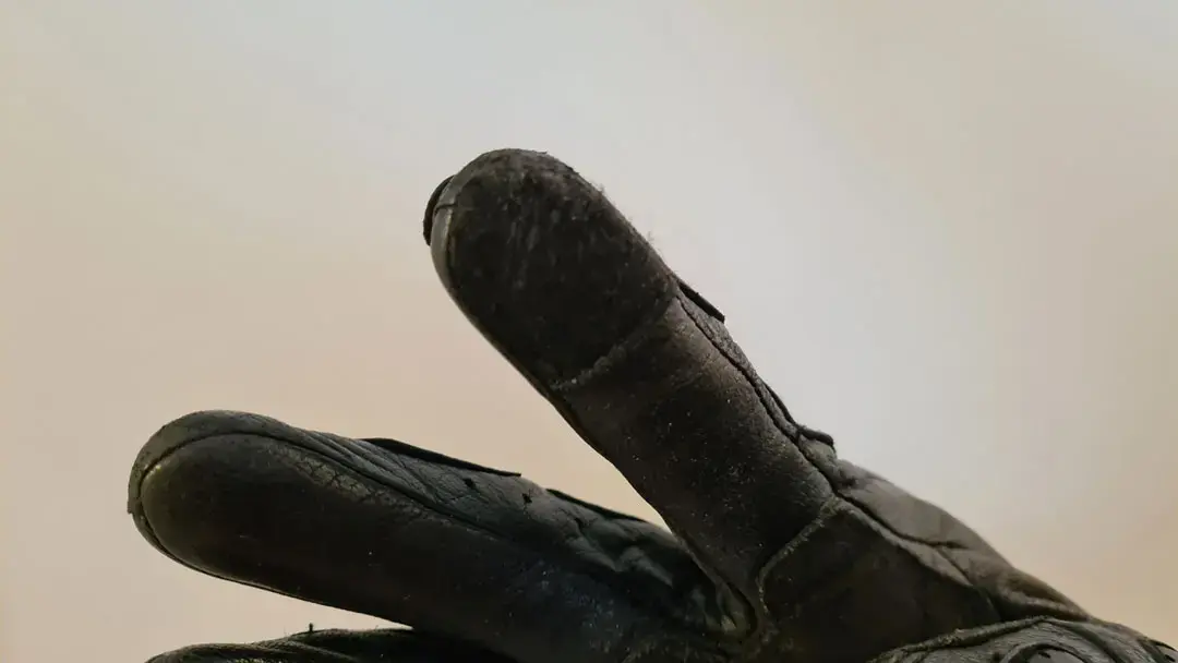 operando un smartphone con guantes